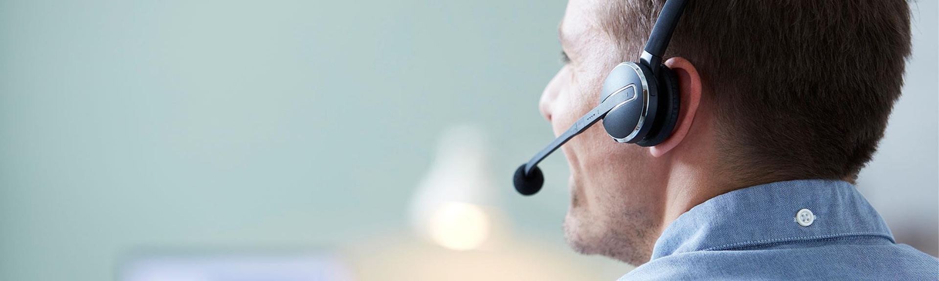 Mann mit einem Headset